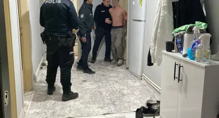 Sinir krizi geçiren ve kendini kilitlediği odada eline geçen her şeyi kırıp döken genç, odanın kapısı kırılarak etkisiz hale getirildi