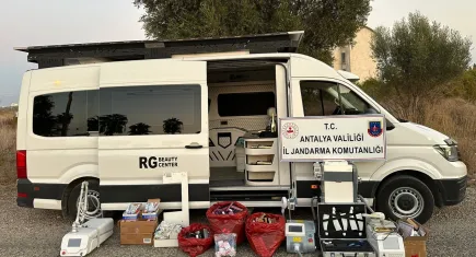 Kendisini doktor olarak tanıtıp VİP araçta botoks  yaptı