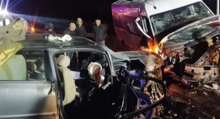 Otomobille minibüs çarpıştı: Çok sayıda ölü ve yaralılar var!
