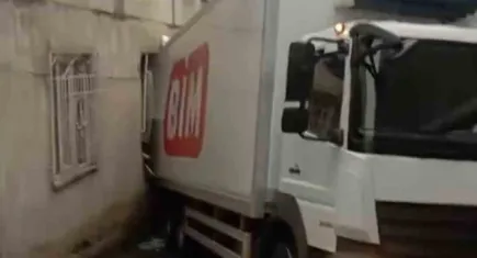 Freni patlayan BİM kamyonu 3 aracı pert etti