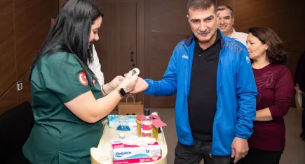 Mersin Büyükşehir Belediyesi, Dünya Diyabet Günü'nde çalışanlarına kan taraması yaptı