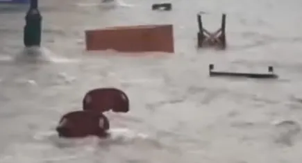 Çeşme’de sağanak masaları sürükledi