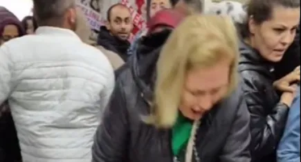 İzmir'de indirimli ürün izdihamı