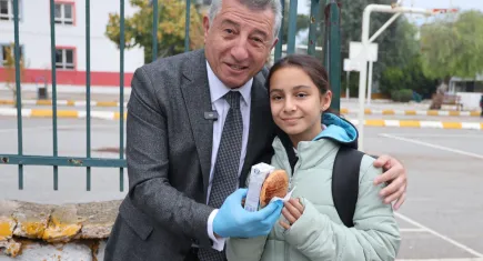 Güzelbahçe’de öğrencilere süt ve poğaça