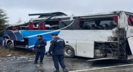 Kaygan yolda yolcu otobüsü takla attı: Ölü ve çok sayıda yaralı var!