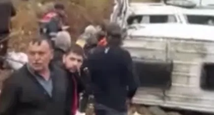 Yağışlı havada yolcu otobüsü devrildi: Çok sayıda yaralı var!