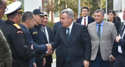 Vali Elban'dan Seferihisar'daki silahlı kavgada yaralanan polislere ziyaret