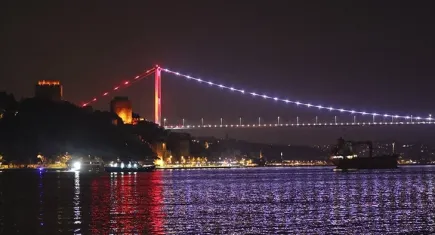 Boğaz’da tehlike: Balıkçı ağları birbirine dolandı
