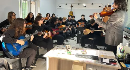 Kısıtlı imkanlarla 30 enstrüman: Sinan öğretmen yeni yıldızlar yetiştiriyor