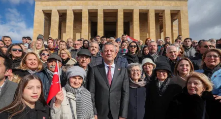 Özgür Özel’den Öğretmenler Günü’nde Anıtkabir’e ziyaret
