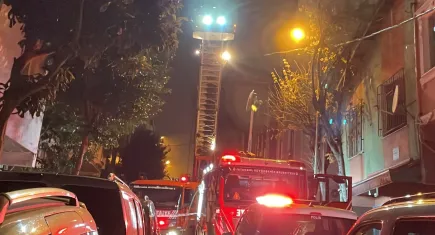 Gecekonduda çıkan yangın yan binaya sıçradı