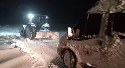Karda tipide yollarda mahsur kalan vatandaşlar kurtarıldı!