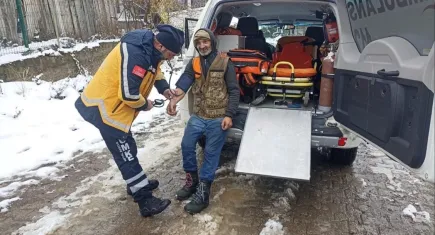 Amasya’da bir kişi kar yağışı nedeniyle donma tehlikesi geçirdi