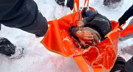 Diyaliz hastası zorlu kar koşullarında UMKE ekiplerince hastaneye ulaştırıldı