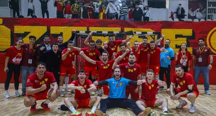 Uçan Adamlar, evinde galip