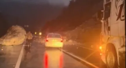 Heyelan karayolunda ulaşım kapattı!