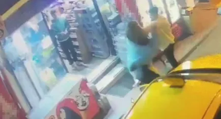 Taksim’de alkollü kadın ortalığı birbirine kattı: Eşinin yüzünü yaraladı, sokaktakilere saldırdı
