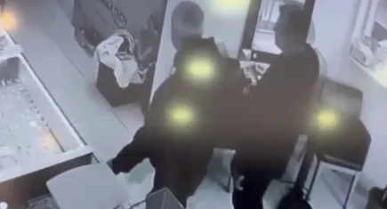 Altın hırsızları iş başında: 2,6 kg ağırlığındaki altınları çöp poşetine doldurdular!