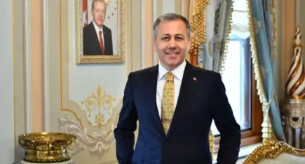 Emniyet şeridini ihlal eden sürücülere tepki gösteren 4,5 yaşındaki çocuğa Yerlikaya'dan tebrik!