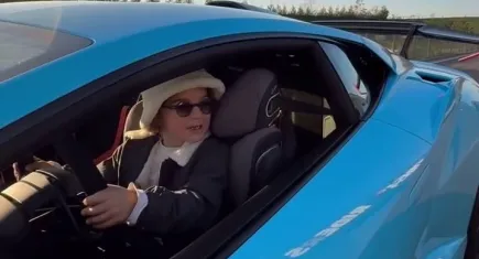 Kenan Sofuoğlu'nun oğlu Zayn, Lamborghini ile annesini gezdirdi