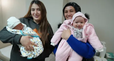 Aynı anda anne, anneanne ve abla oldular