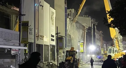 İstanbul’da çöken binada kurtarma çalışmaları devam ediyor