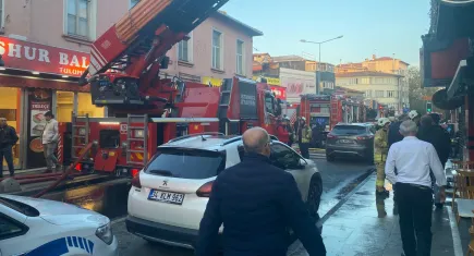 Kadıköy’de ahşap binada yangın: Trafik durdu, itfaiye müdahale etti