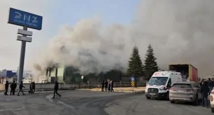 Kayseri’de mobilya fabrikasında yangın: Can kaybı var