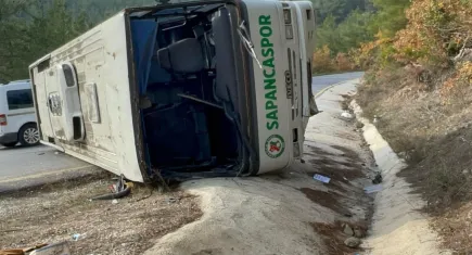 İlkokul öğrencilerini taşıyan midibüs devrildi: Çok sayıda yaralı var!