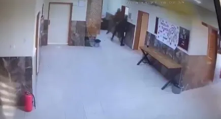 Adana’da korku dolu anlar: Kardeşinin tartıştığı 2 öğretmeni tekme tokat dövdü