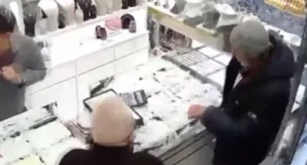 Gündüz vakti kuyumcu soygunu: Kaldırım taşıyla girdi, otomatik kapıya takıldı