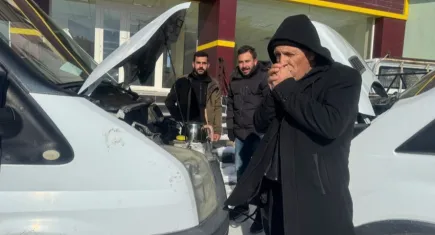 Soğuktan hayat durdu: Araçların içindeki yakıtlar dondu!