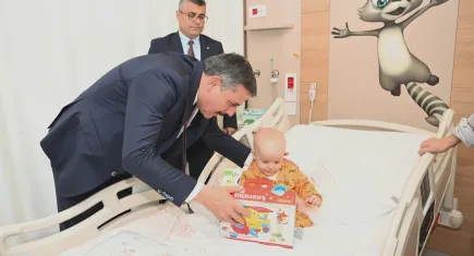 Vali Çiftçi, çocuk servisindeki minik hastaları ziyaret etti