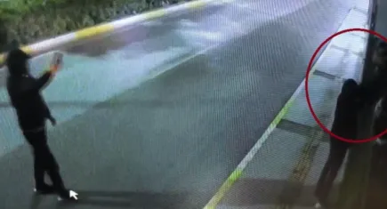 İzmir haber: Biri silahla kurşunlarken diğeri video çekti