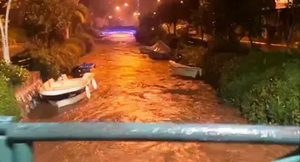 Marmaris’te sağanak yağış: Yollar göle döndü, evleri su bastı