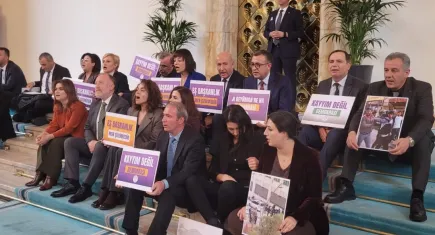 DEM Parti’den Kürtçe sloganlarla Meclis’te oturma eylemi