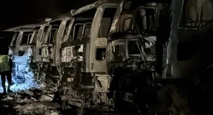 Taş ocağında feci yangın: 8 kamyon cayır cayır yandı!