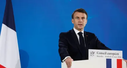 Hükümetin düşmesinden sonra Macron’dan ilk açıklama: Görevine devam edecek mi?