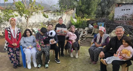 İzmir'de zor durumda olan aileye valilik destek oldu