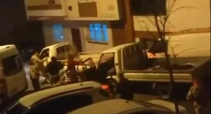 İki aile arasında  kavga çıktı: Bir şahıs ise kamyonet ile kalabalığa daldı!