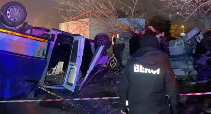 Kamyonet ve otomobil çarpıştı: 6 yaralı
