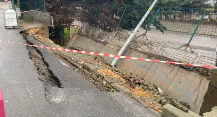 Beton duvar çöktü, sokak karanlığa büründü