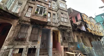 Fatih’te çöken bina ünlü isme ait çıktı