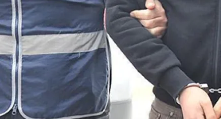 İzmir haber: Kaçmaya çalışan yasaklı madde satıcısı yakalandı