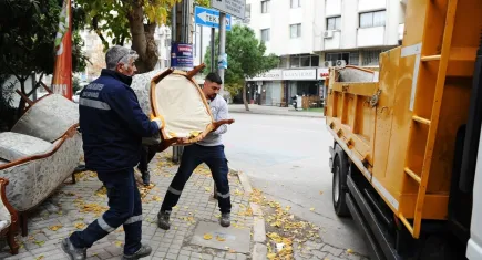 Karşıyaka'da çöp ve moloz ile mücadeleye hız verildi