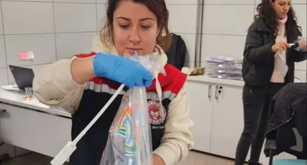 Rusya'ya gönderilecek balıklara numune alımı ve sertifikalandırma işlemi