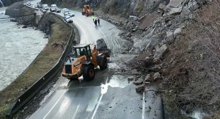 Artvin’de heyelan: Karayolu ulaşıma kapandı!