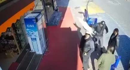 Antalya’da ilginç olay: Kaldırımda sohbet ederken kafasına kedi düştü