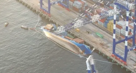 Ambarlı Limanı’nda korku dolu anlar: Su alan gemi yan yattı