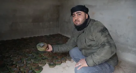Münbiç'te zeytin bahçesinden yüzlerce mayın toplandı